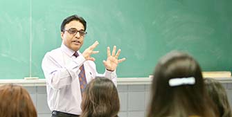 Shabaz Sheikh teaching a class